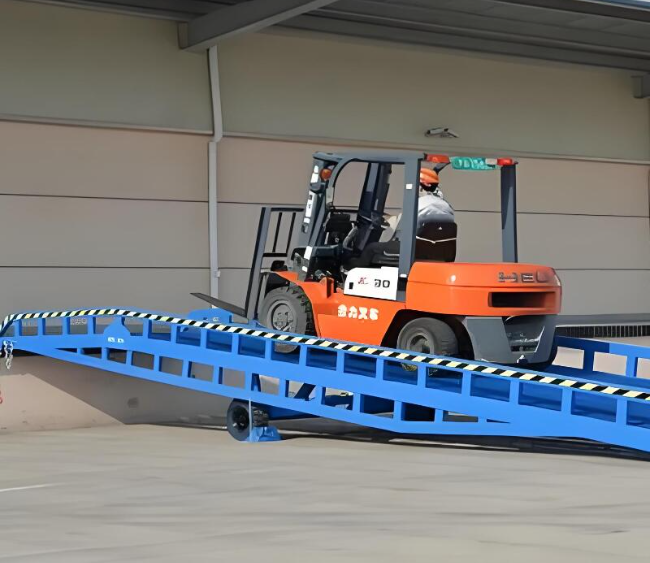长征镇移动式卸货平台（叉车用）